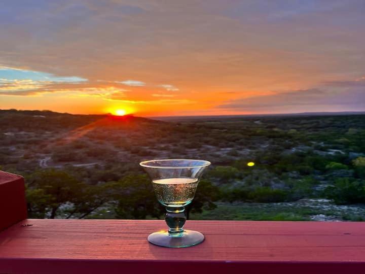 Entire 2Br 2Ba Hilltop View Home Sleeps 7 Pets 4 Acres Jacuzzi Central Ac Kingbeds Free Wifi-Parking Kitchen Washerdryer Starry Terrace Two Sunset Dining Patios Grill Stovetop Oven Fridge Onsitewoodedhiking Wildlife Coveredpatio4Pets & Birds Singing! Marble Falls Exterior foto